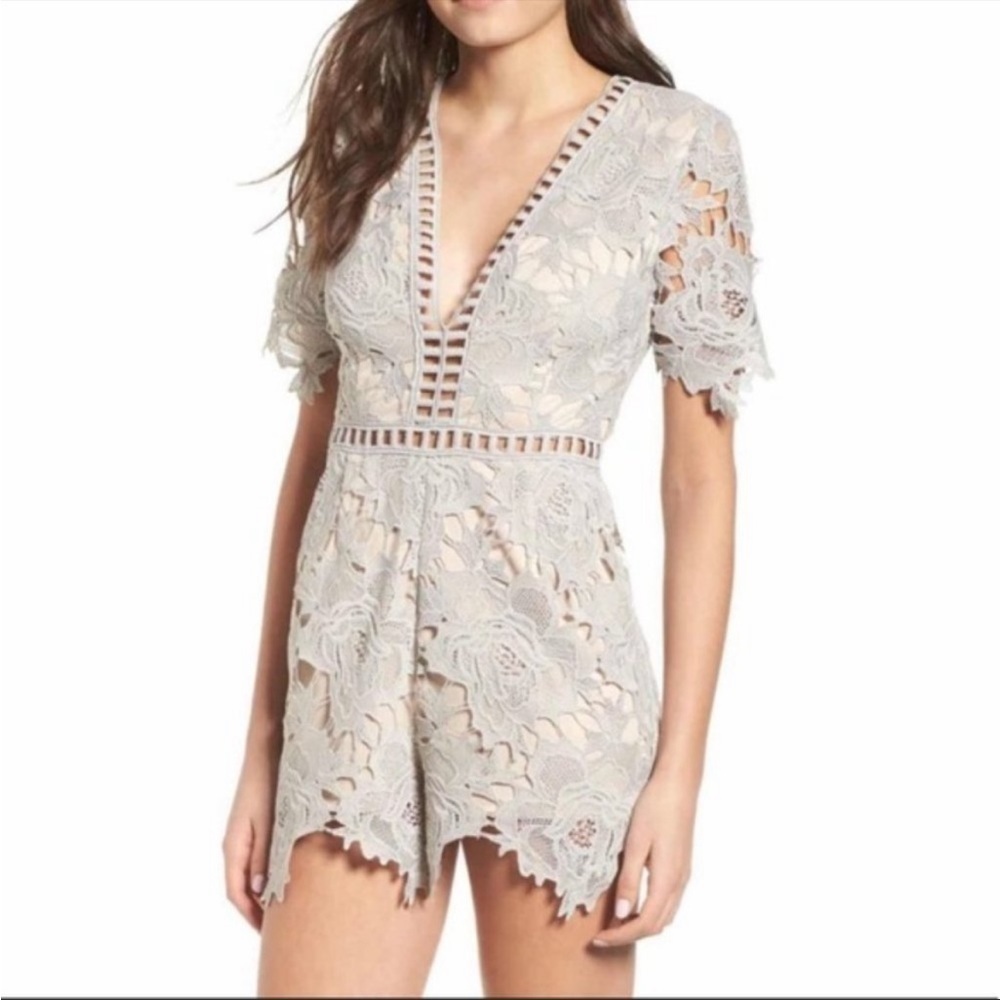 ASTR the label embroidered floral romper gray size XS
